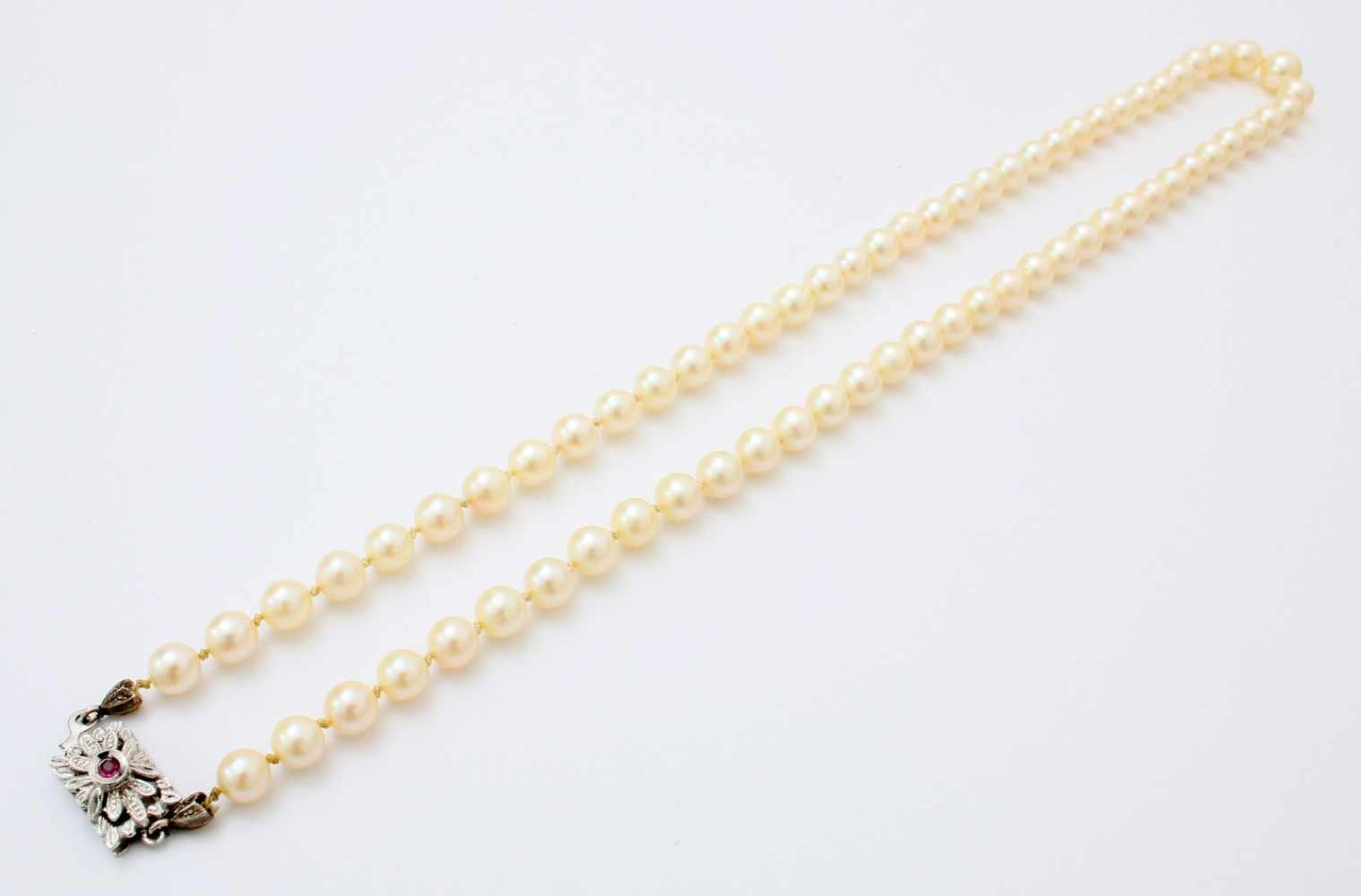 Akoya-Perlenkette mit WeißgoldverschlussVerschluss WG 750, mit violettem Topas besetzt, - Bild 2 aus 2