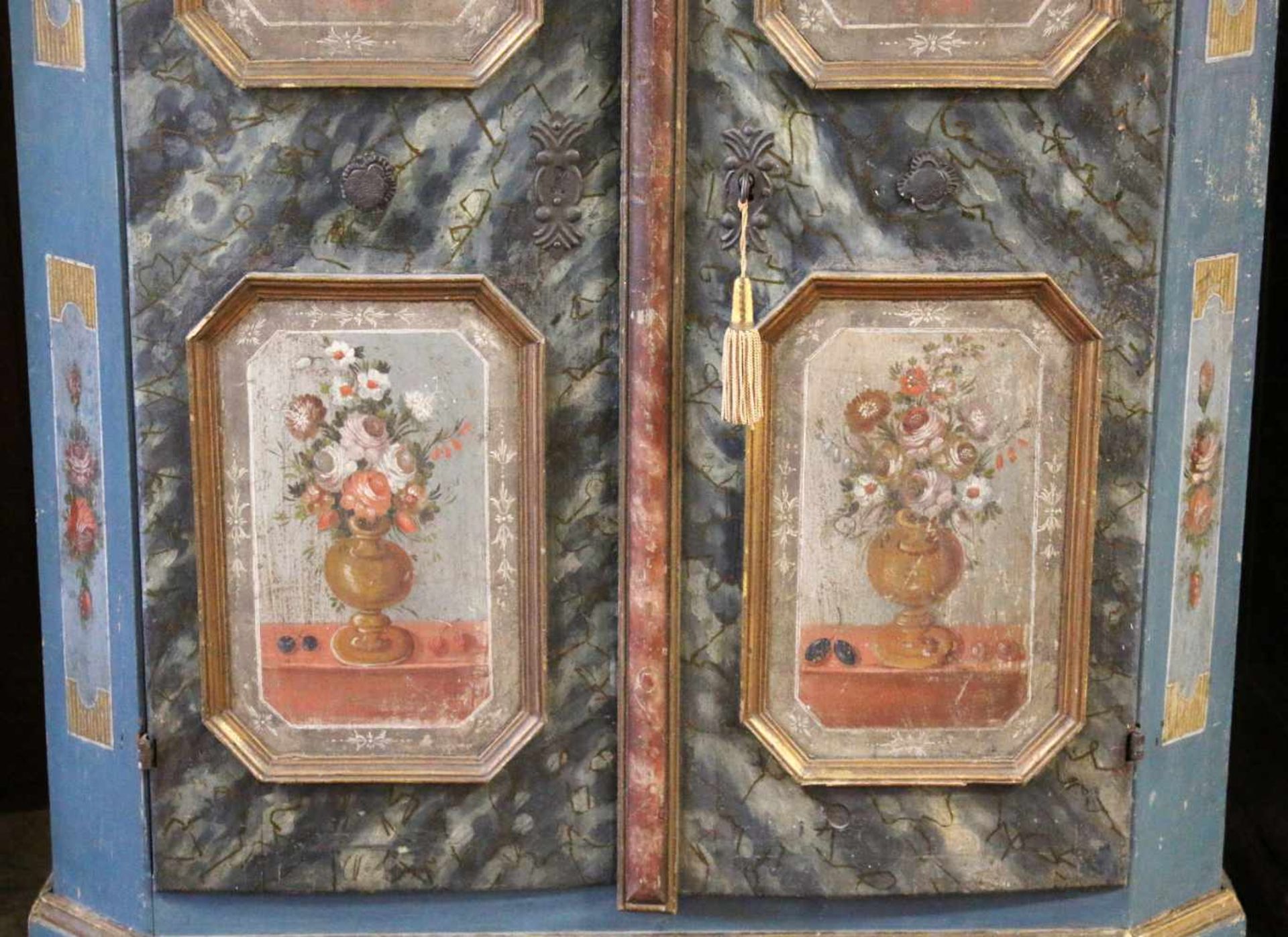 Bauernschrank datiert 1805Altblau gefasst, auf der Front und an den Seitenträgern 8 - Bild 3 aus 10