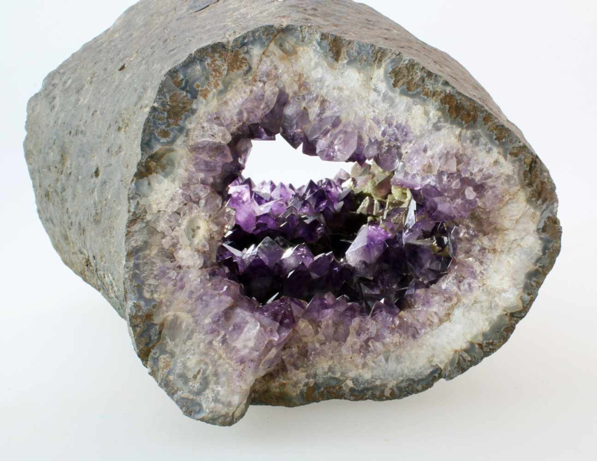 AmethystdruseGroße Amethystdruse, vollrund erhalten, beidseitig geöffnet. Ø 25 cm, Länge: ca. 43 cm, - Bild 4 aus 4