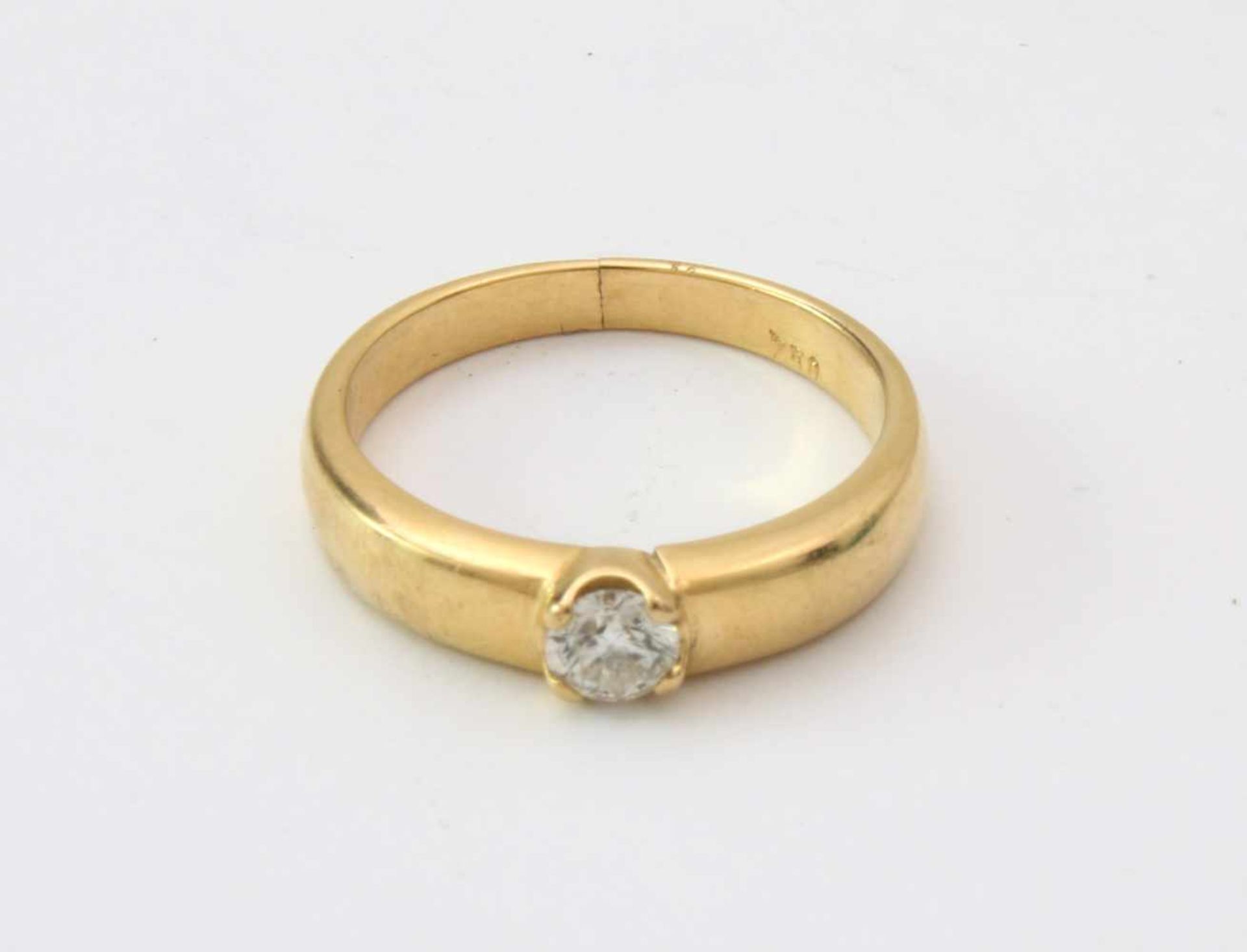 Gelbgold-Ring mit Brillant SolitärGG 750, Brillant Ø ca. 4mm - errechnet 0,23 ct., gute Qualität, - Bild 2 aus 4