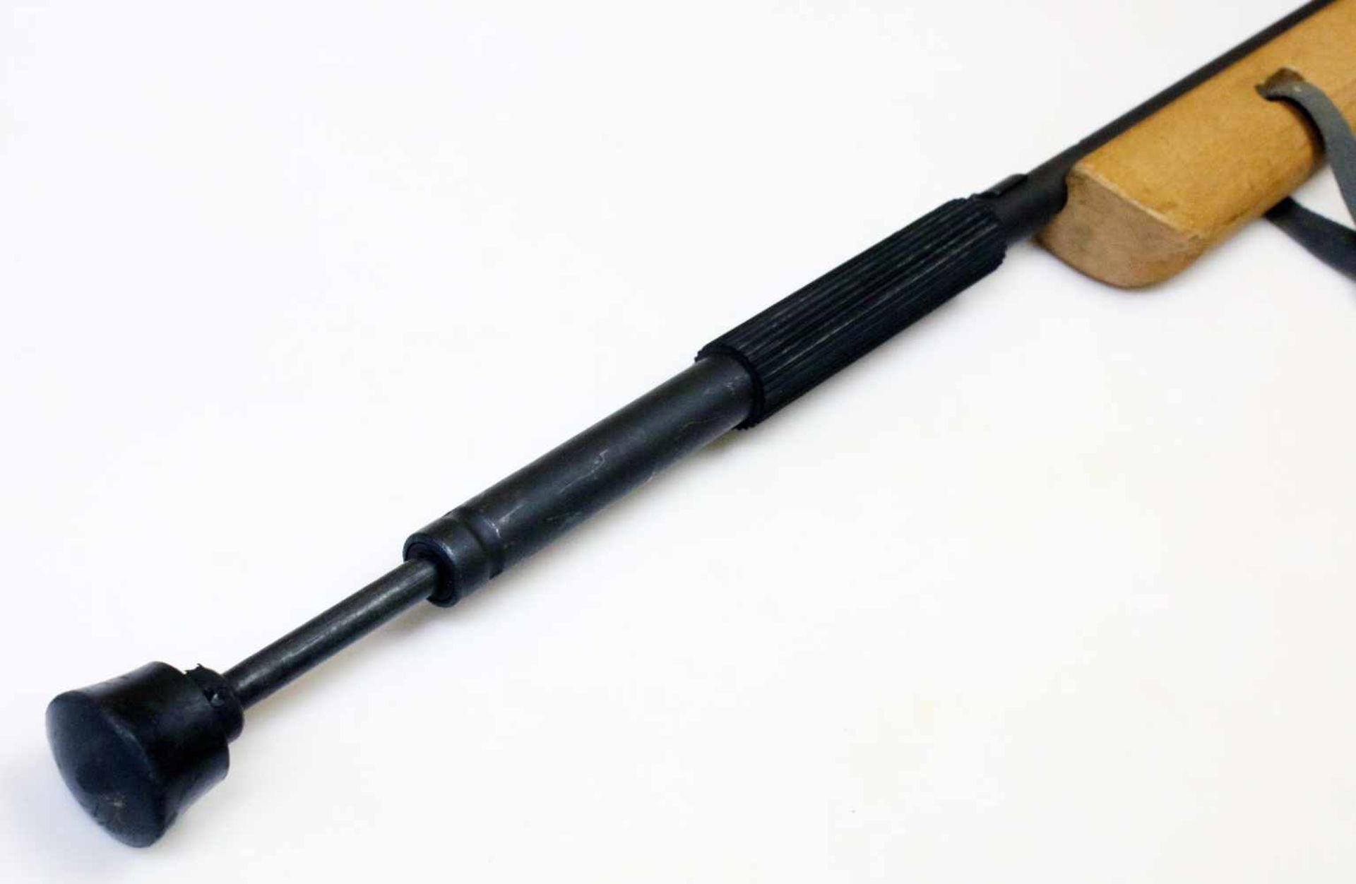 DDR - Übungsgewehr AK47 NVAÜbungswaffe zur Nahkampfausbildung. Die "Spitze" federgelagert zur - Bild 3 aus 4