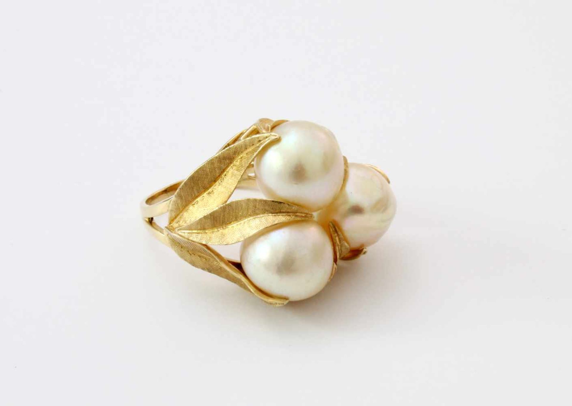 Gelbgoldring mit 3 großen PerlenGG 585, Ring als Blume ausgeführt, eingebettet in die aus Gold