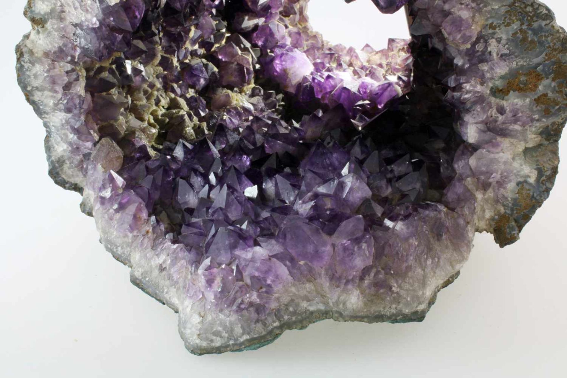 AmethystdruseGroße Amethystdruse, vollrund erhalten, beidseitig geöffnet. Ø 25 cm, Länge: ca. 43 cm, - Bild 2 aus 4