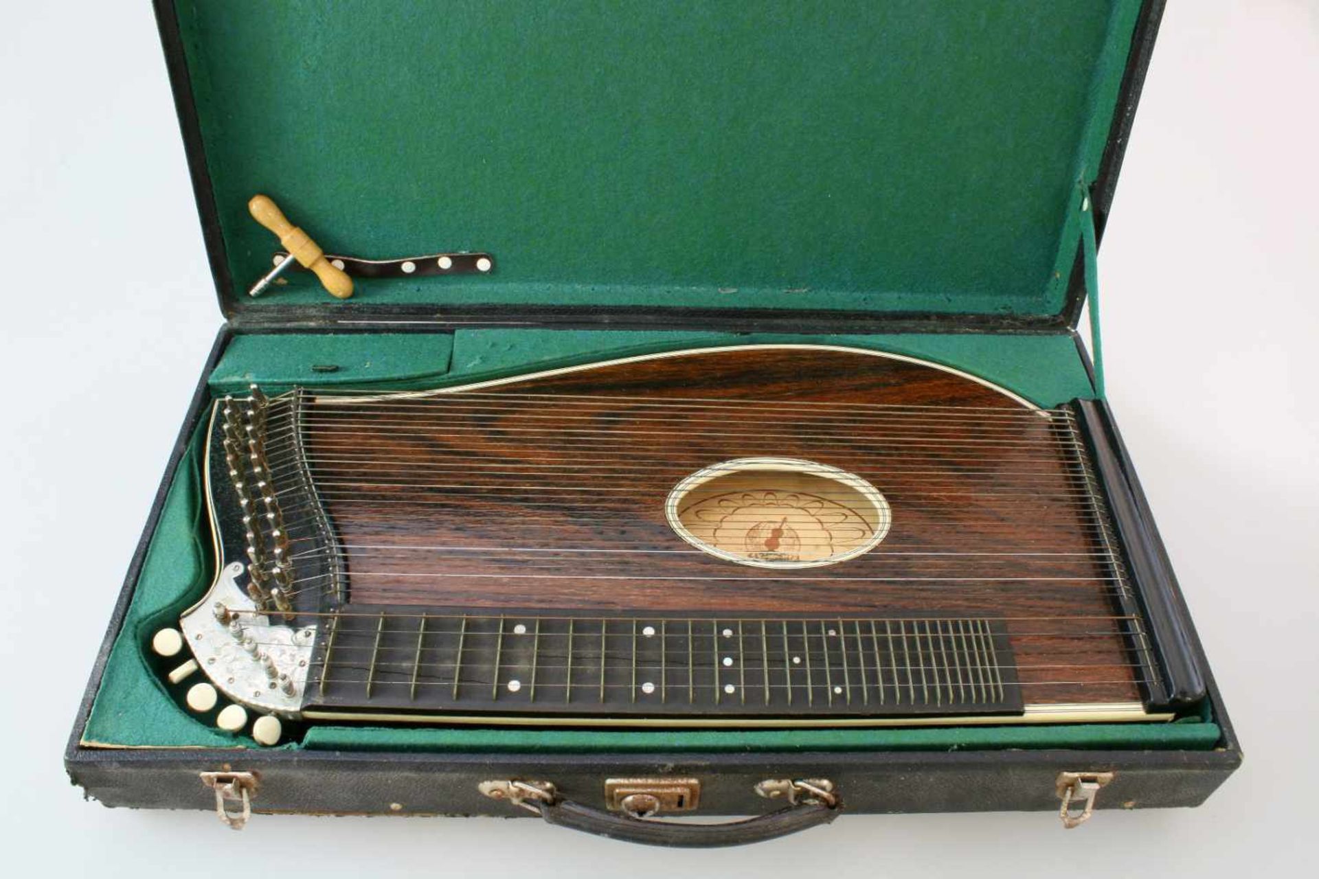 Framus Zither im Koffer33-seitige Zither, funktionsfähig, Stimmschrauben gängig, etwas Altersspuren,