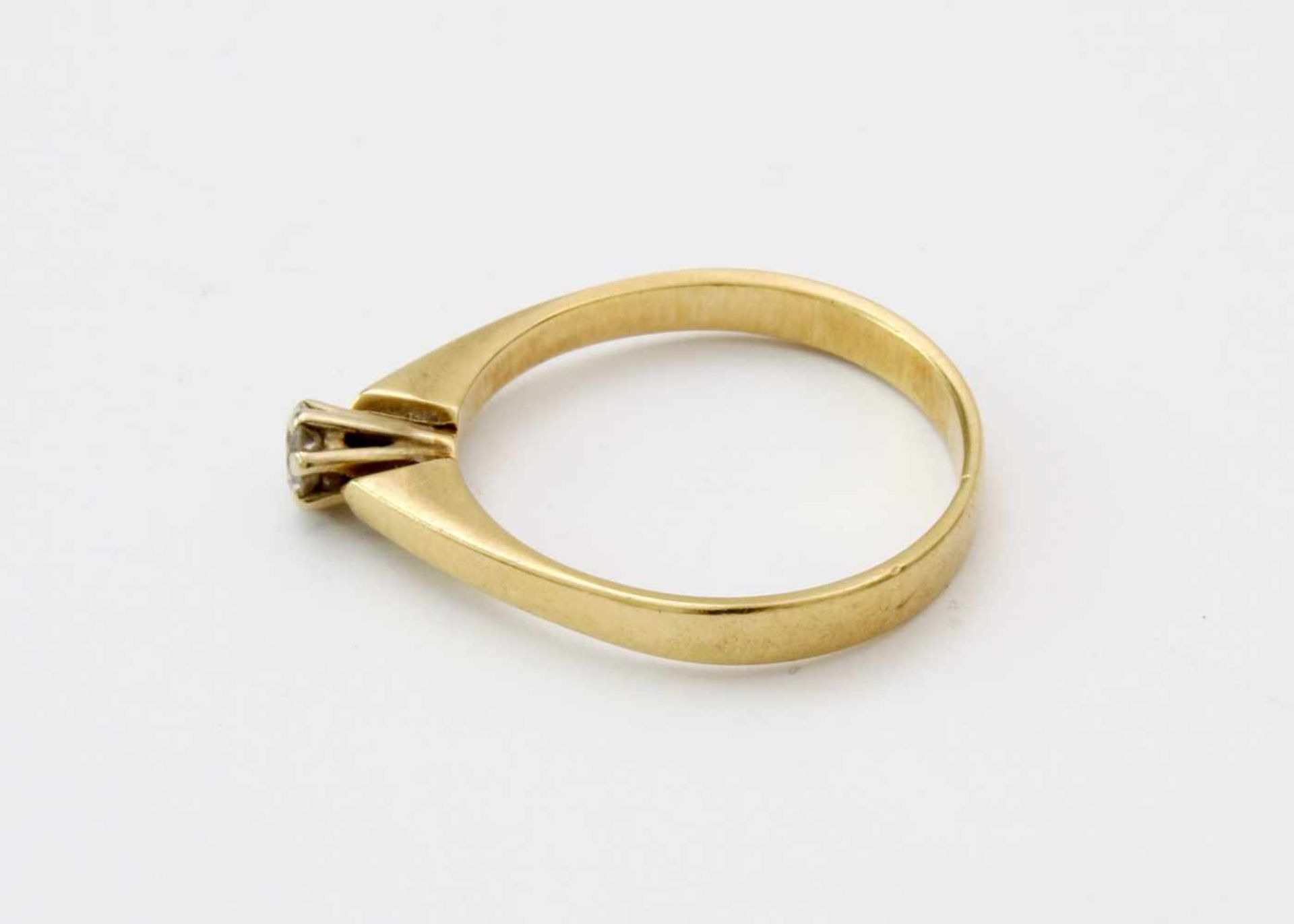 Gelbgold-Ring mit Brillant SolitärGG 585, Brillant 0,14 ct., Ringgröße: 53/54, Gew.: 2,0 g. - Image 3 of 4