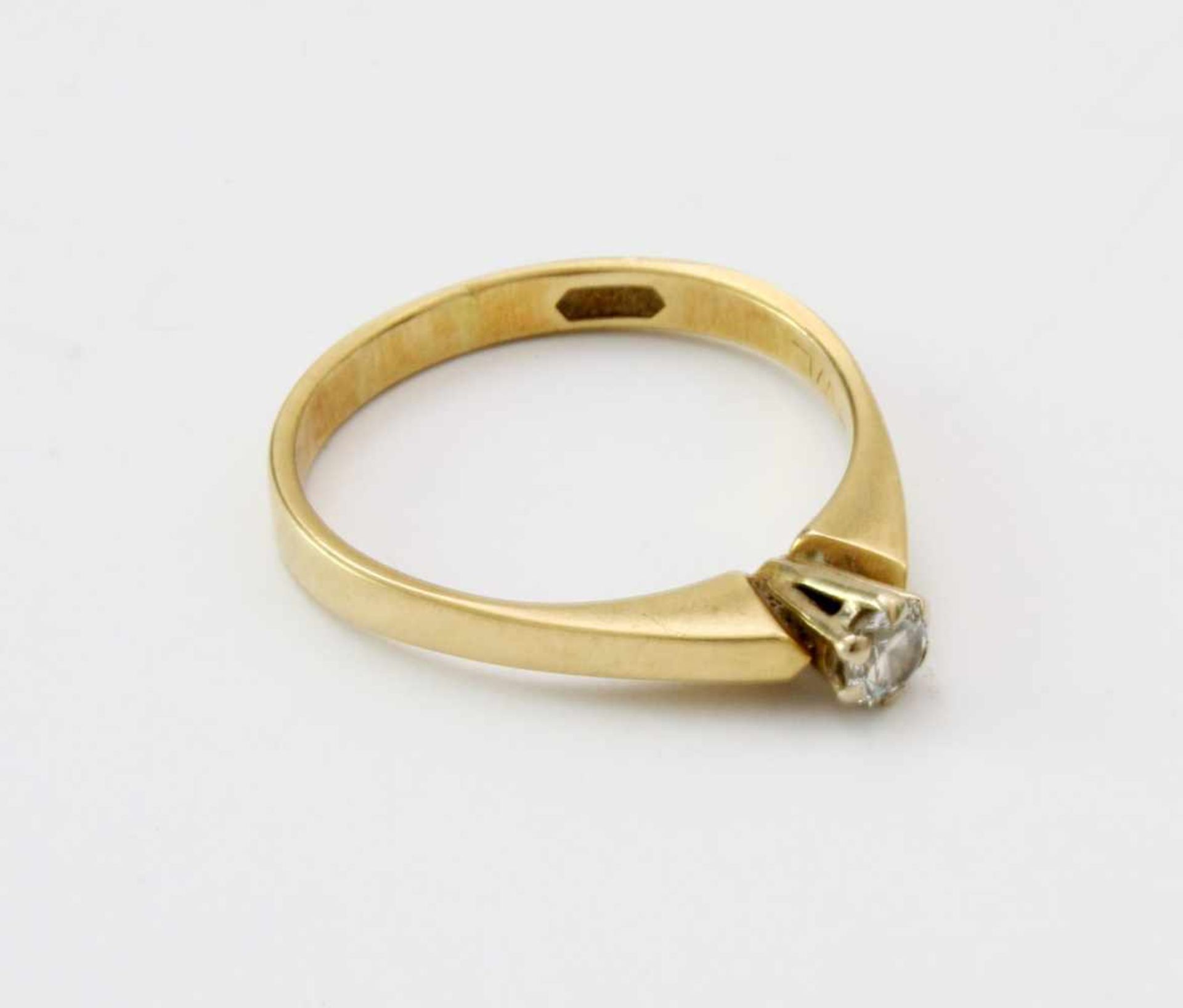 Gelbgold-Ring mit Brillant SolitärGG 585, Brillant 0,14 ct., Ringgröße: 53/54, Gew.: 2,0 g.