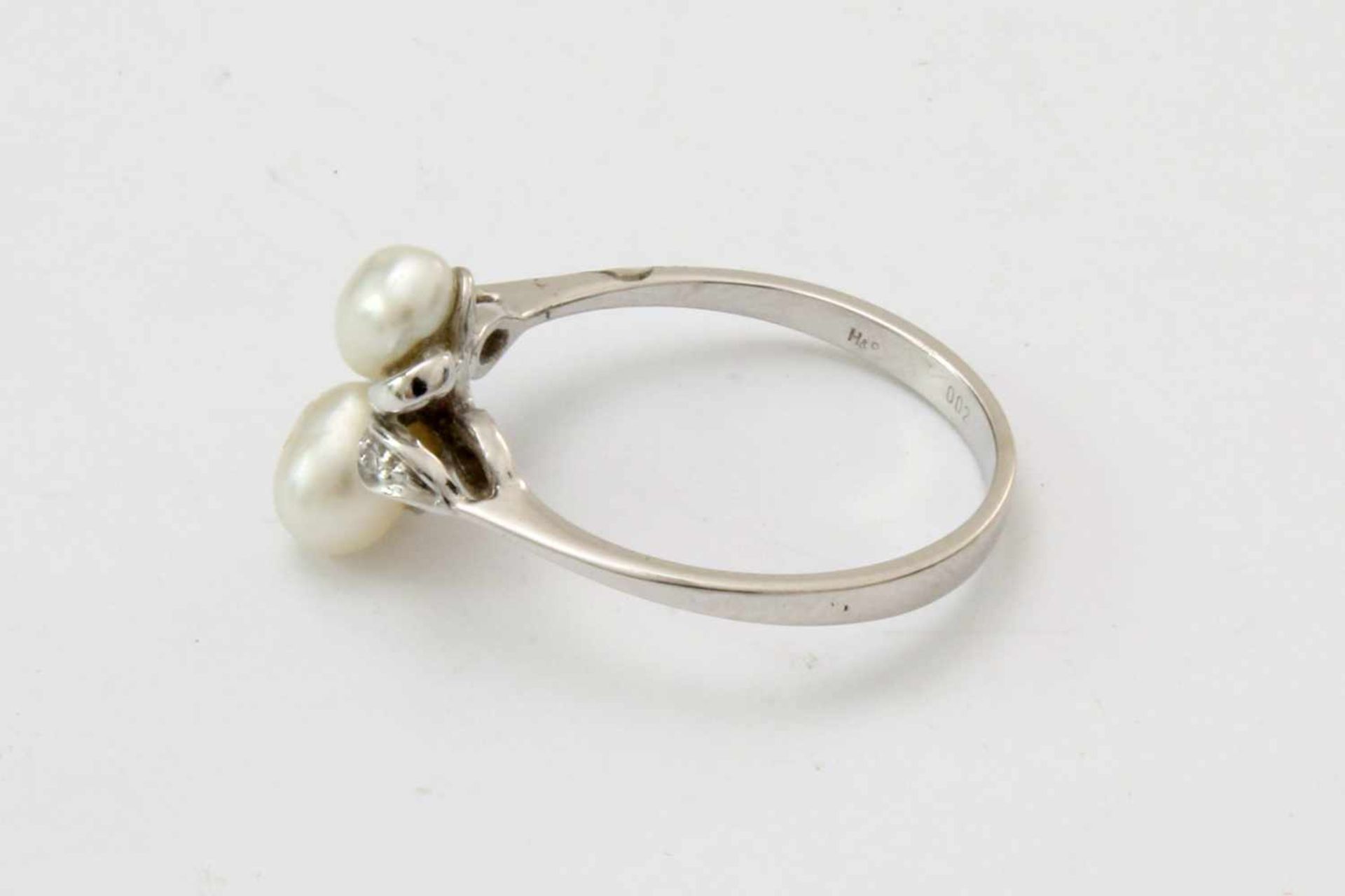Weißgold Brillantring mit PerlenWG 585, besetzt mit 2 kleinen Brillanten und 2 Perlen, Ringgröße: - Bild 3 aus 4