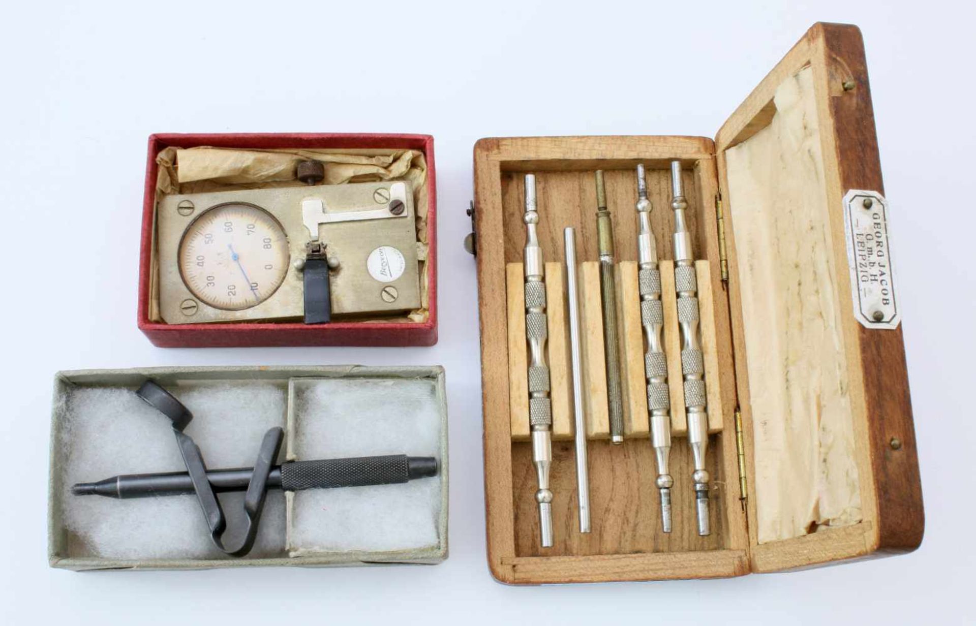 Kleinwerkzeuge für Uhrmacher1.) Schlüssel für Taschenuhren im Holz-Etui. 2.) Ankörn-Gerät in