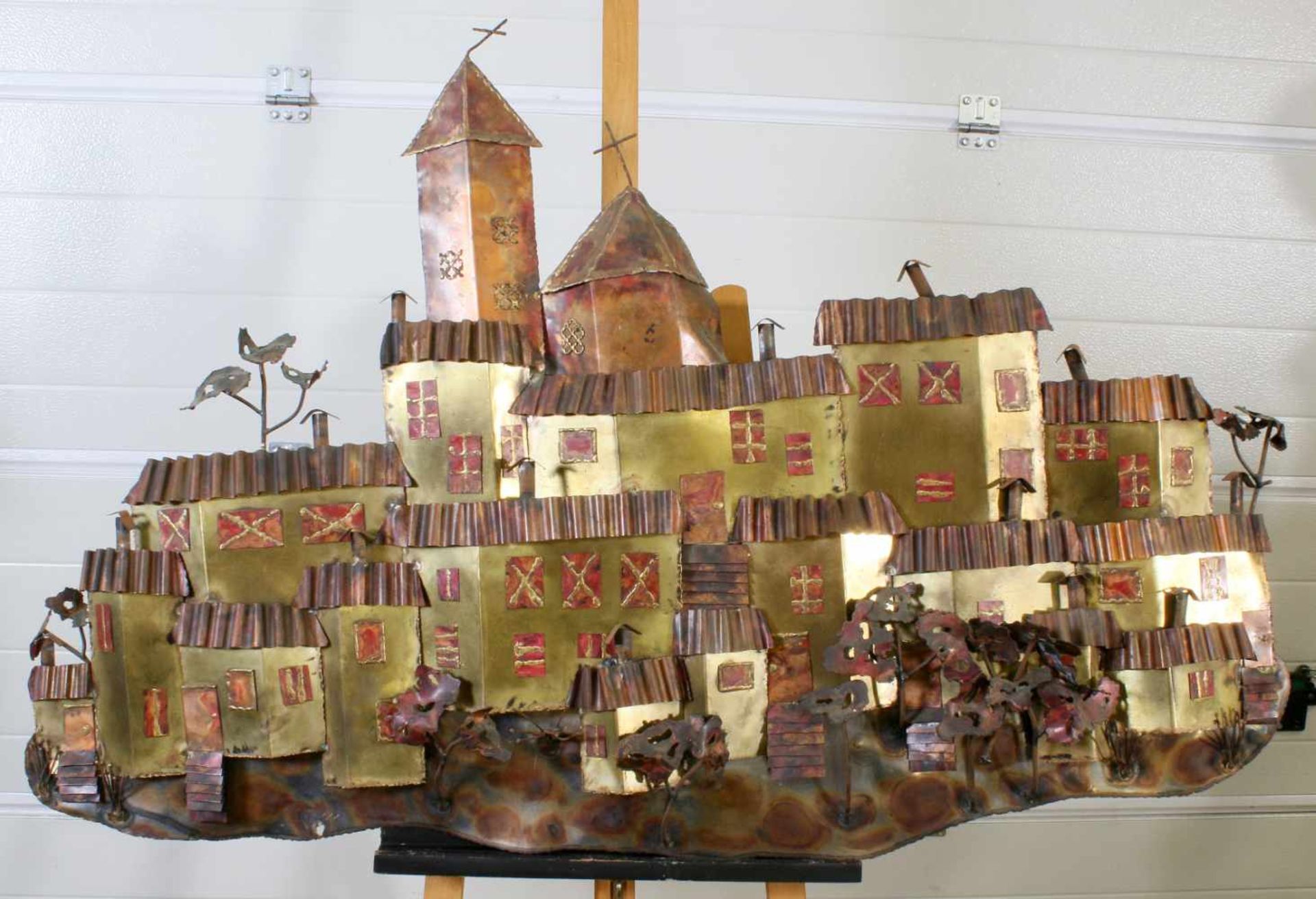 Kunstplastik - Katalanisches DorfBuntmetallarbeit, Ansicht eines Dorfes mit Kirche, Häusern und