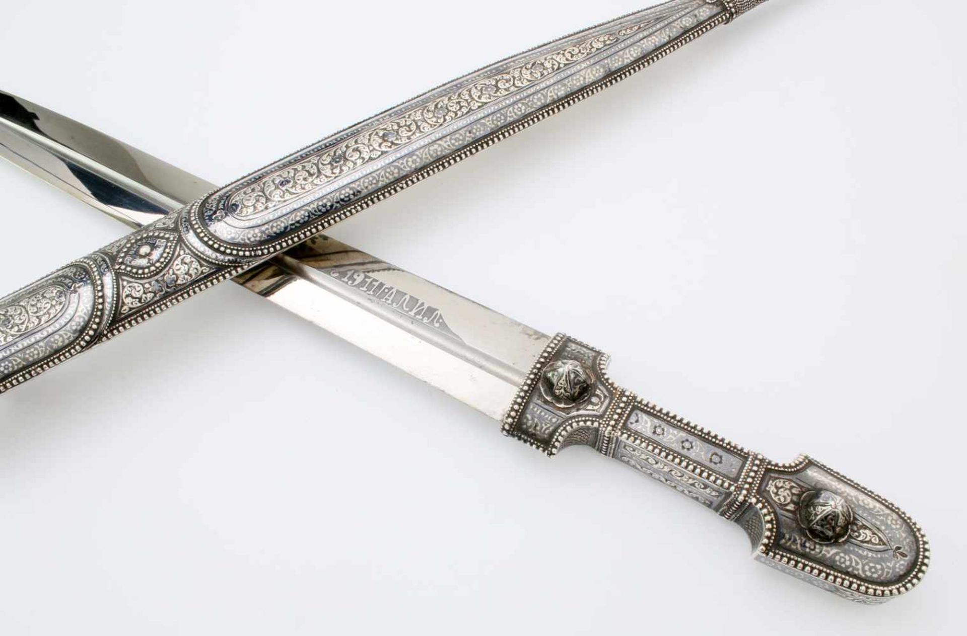 Kaukasus - Silbermontierter Kindjal - datiert 1911Beidseitig gekehlte, zweischneidige Klinge. - Bild 3 aus 5