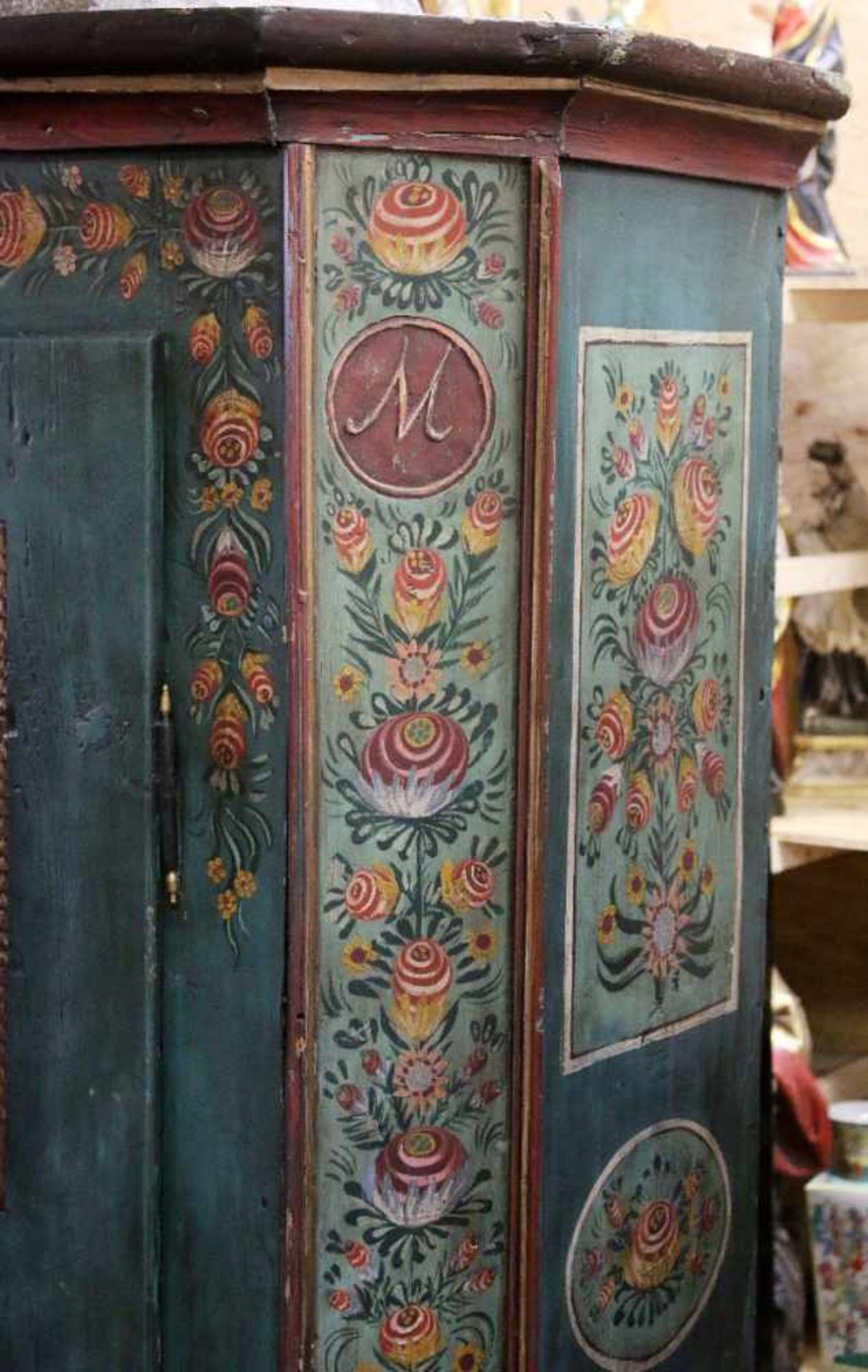 Bauernschrank - Anfang 19. JahrhundertBlaugrün gefasst, Türflügel mit 4 Gemälde-Kartuschen und 4 - Bild 4 aus 7