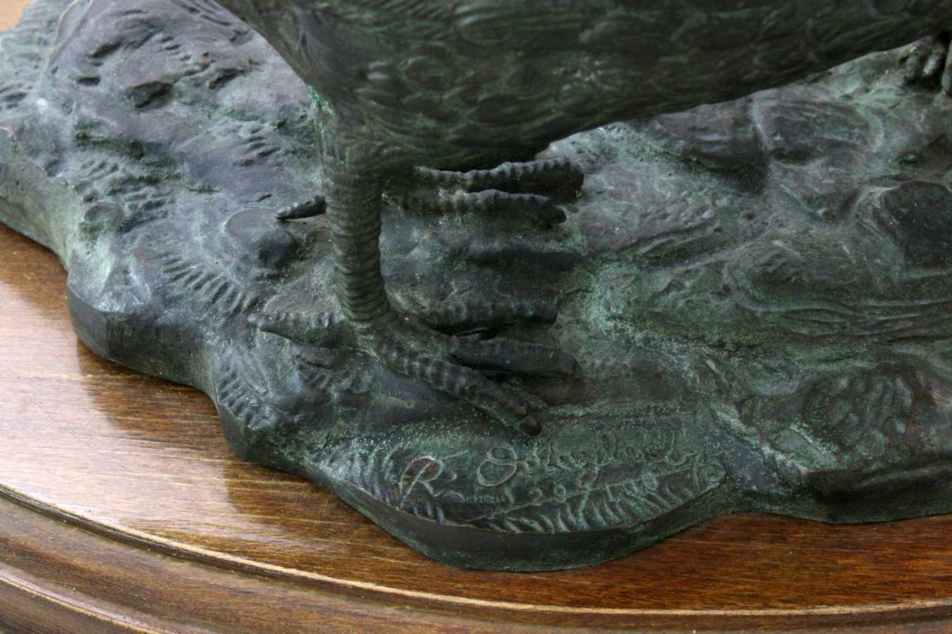 Bronzeplastik "Wachtelpaar" - R. Odagled - 20. JahrhundertVogelpaar auf Naturplinthe, diese auf - Bild 4 aus 4