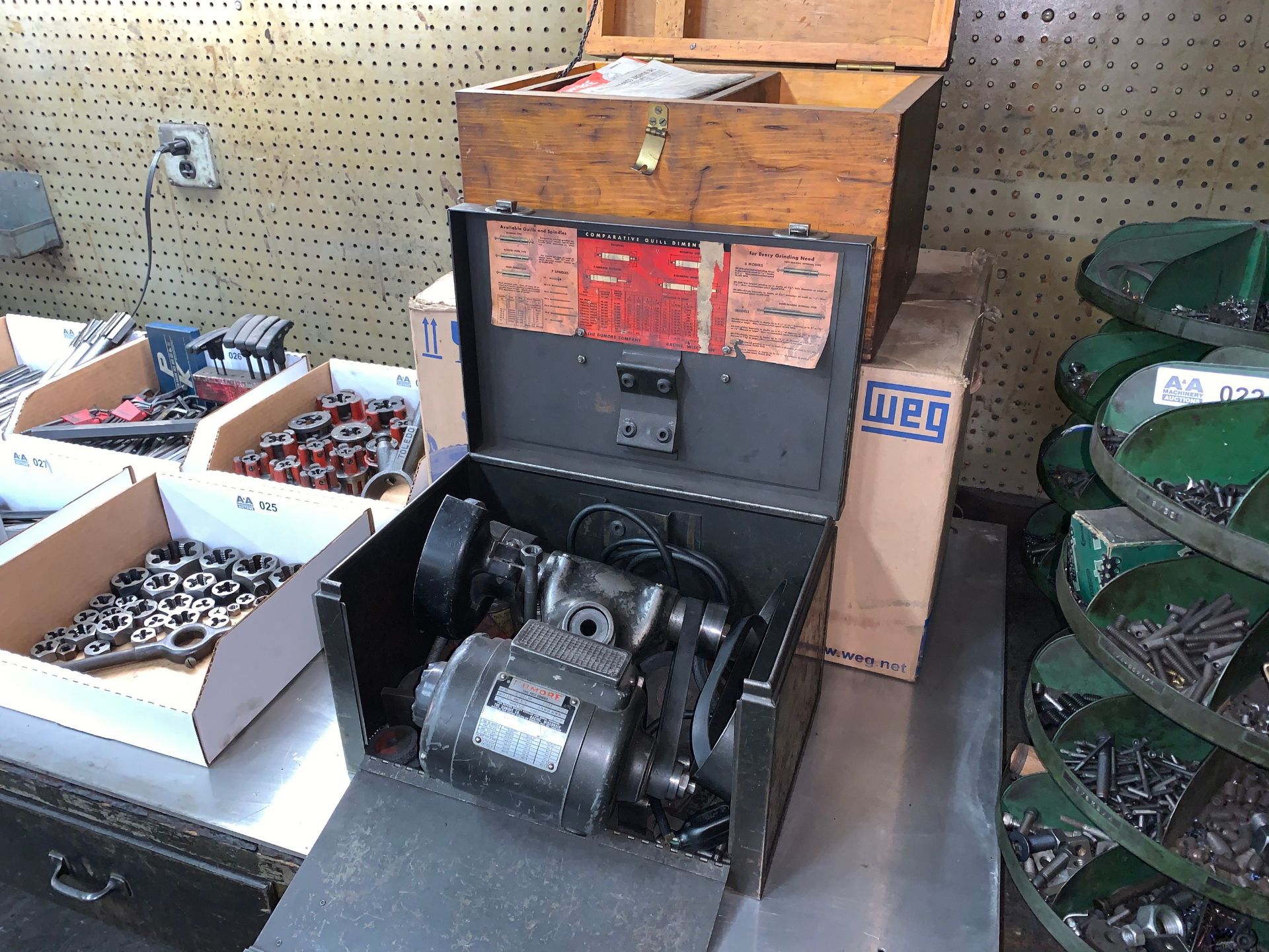 Dumore Type 5-021 Tool Post Grinder S/N 8072 including a Box of Grinding Wheels (Buyer is - Image 2 of 5