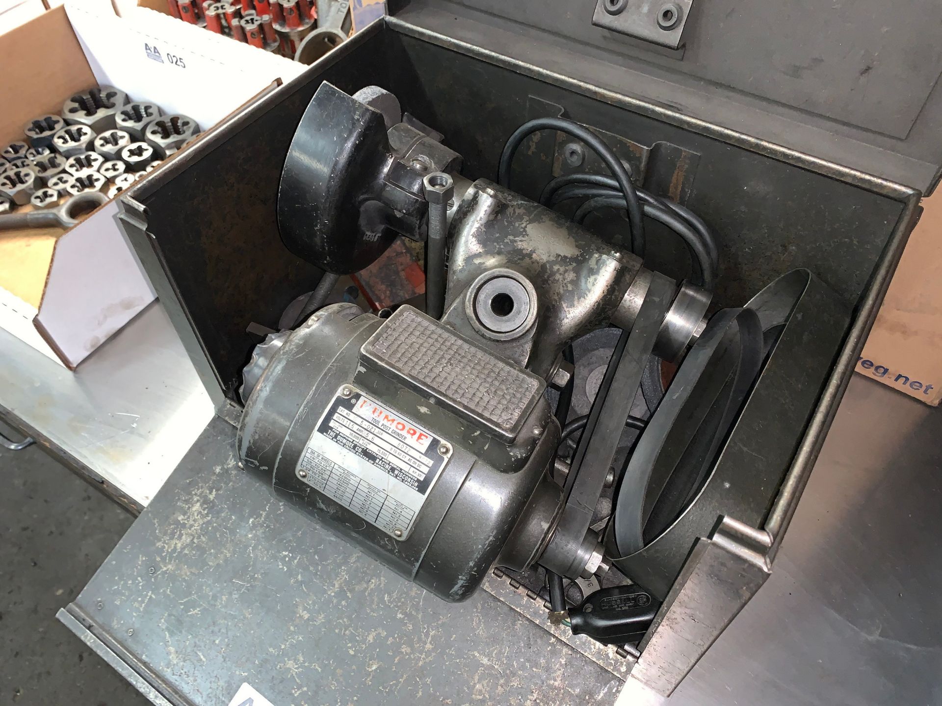 Dumore Type 5-021 Tool Post Grinder S/N 8072 including a Box of Grinding Wheels (Buyer is - Image 3 of 5