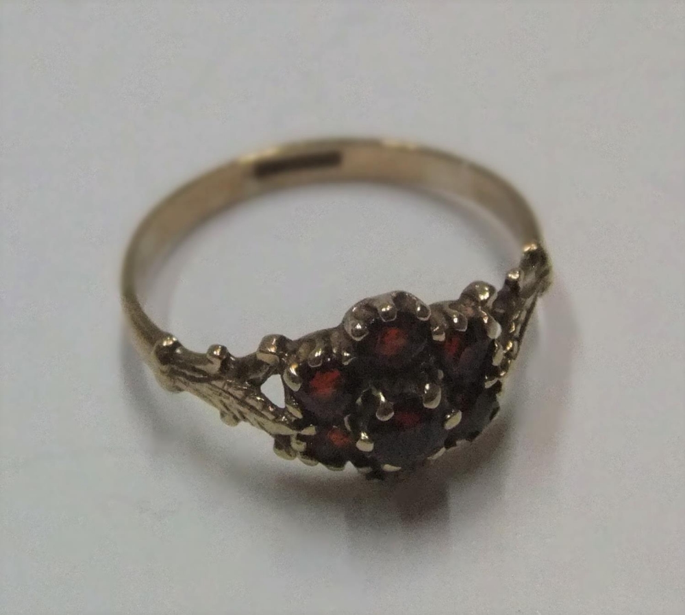 9ct yellow gold and 7 garnet stone ring Approx 1.3 grams gross, size J - Image 3 of 3