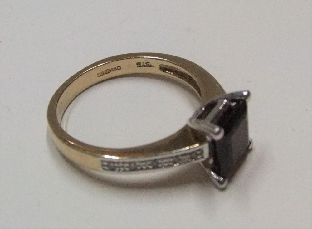 9ct gold ring with a princess cut garnet and with diamonds on each shoulder Approx 3.6 grams - Image 3 of 3