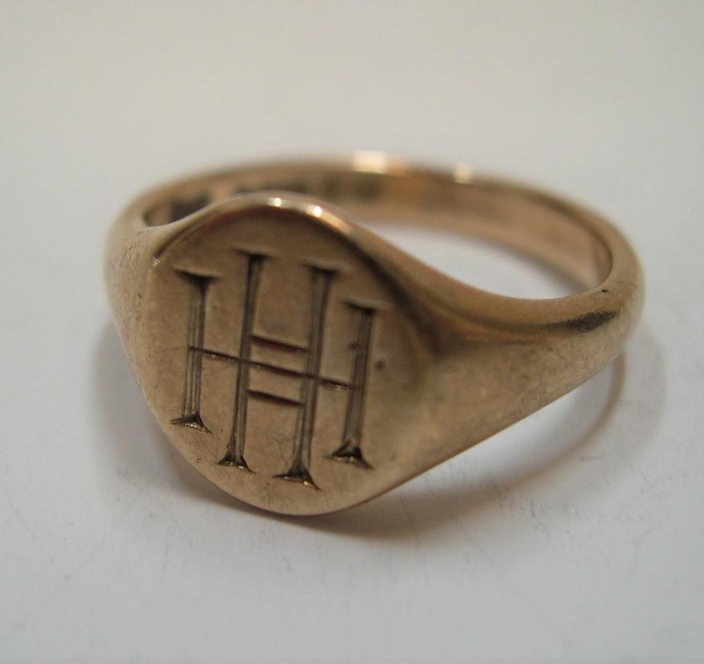 Heavy 9ct gold signet ring engraved with HH initials Approx 5.8 grams - Image 3 of 3
