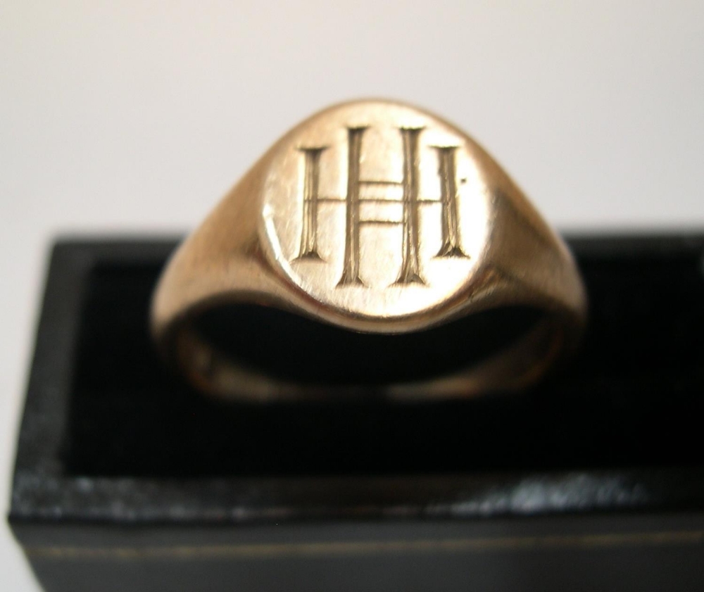 Heavy 9ct gold signet ring engraved with HH initials Approx 5.8 grams