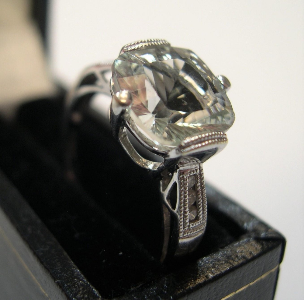 9ct white gold ring with large clear stone & 3 small diamonds to each shoulder Approx 2.7 grams - Image 2 of 3