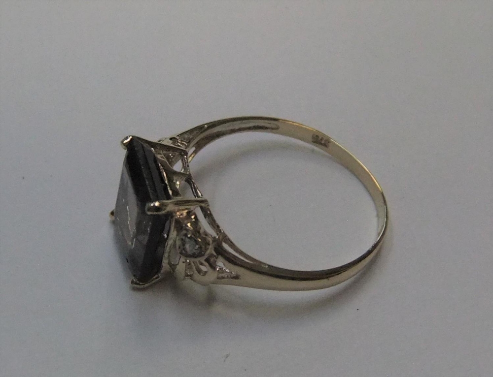 9ct yellow imported gold ring with large octagon cut iodine stone, flanked with a small diamond to - Image 3 of 3