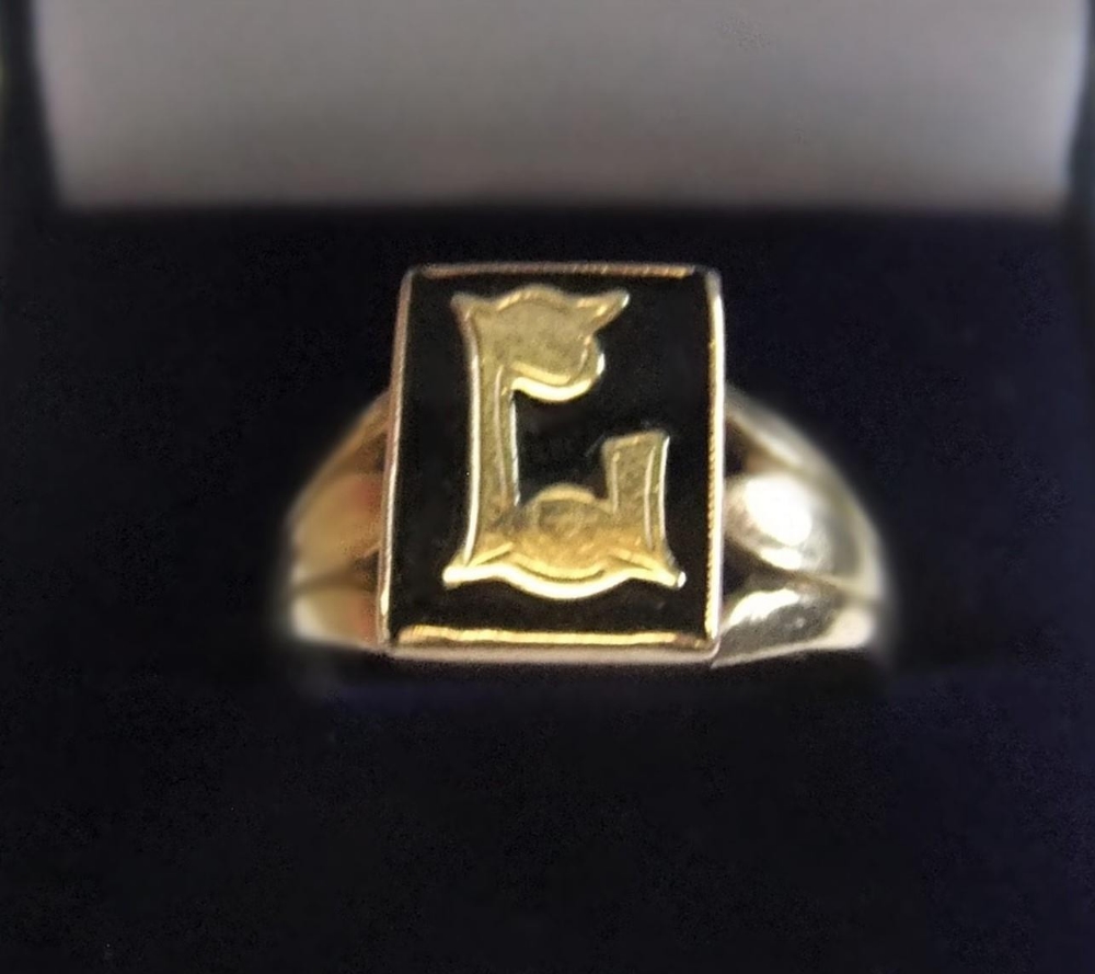 Old 9ct yellow gold memorial ring set with L to face approx 2.8 grams gross, size P