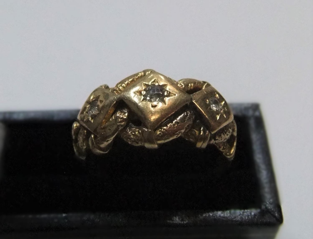 Gents 18ct yellow gold, 3 diamond ring Approx 8.5 grams gross, size S