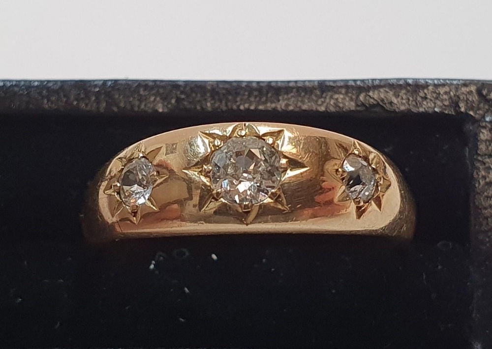 18ct yellow gold & 3 diamond ring (approx 0.5ct) Approx 3.9 grams gross, size P - Image 2 of 3