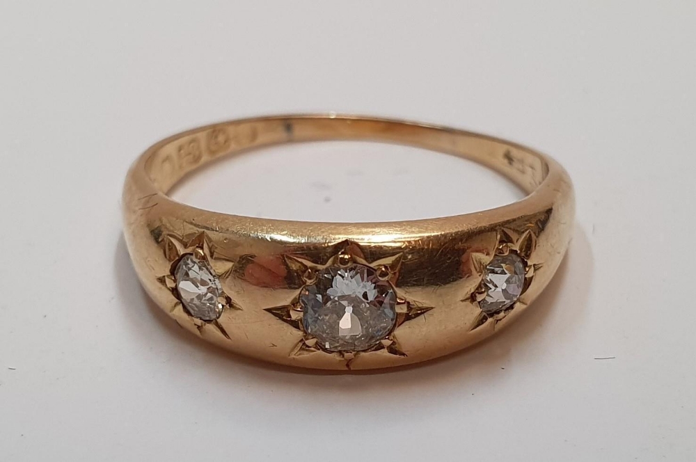 18ct yellow gold & 3 diamond ring (approx 0.5ct) Approx 3.9 grams gross, size P - Image 3 of 3