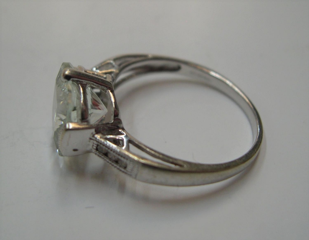 9ct white gold ring with large clear stone & 3 small diamonds to each shoulder Approx 2.7 grams - Image 3 of 3