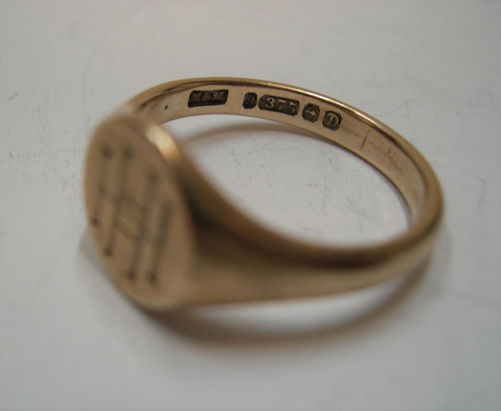Heavy 9ct gold signet ring engraved with HH initials Approx 5.8 grams - Image 2 of 3