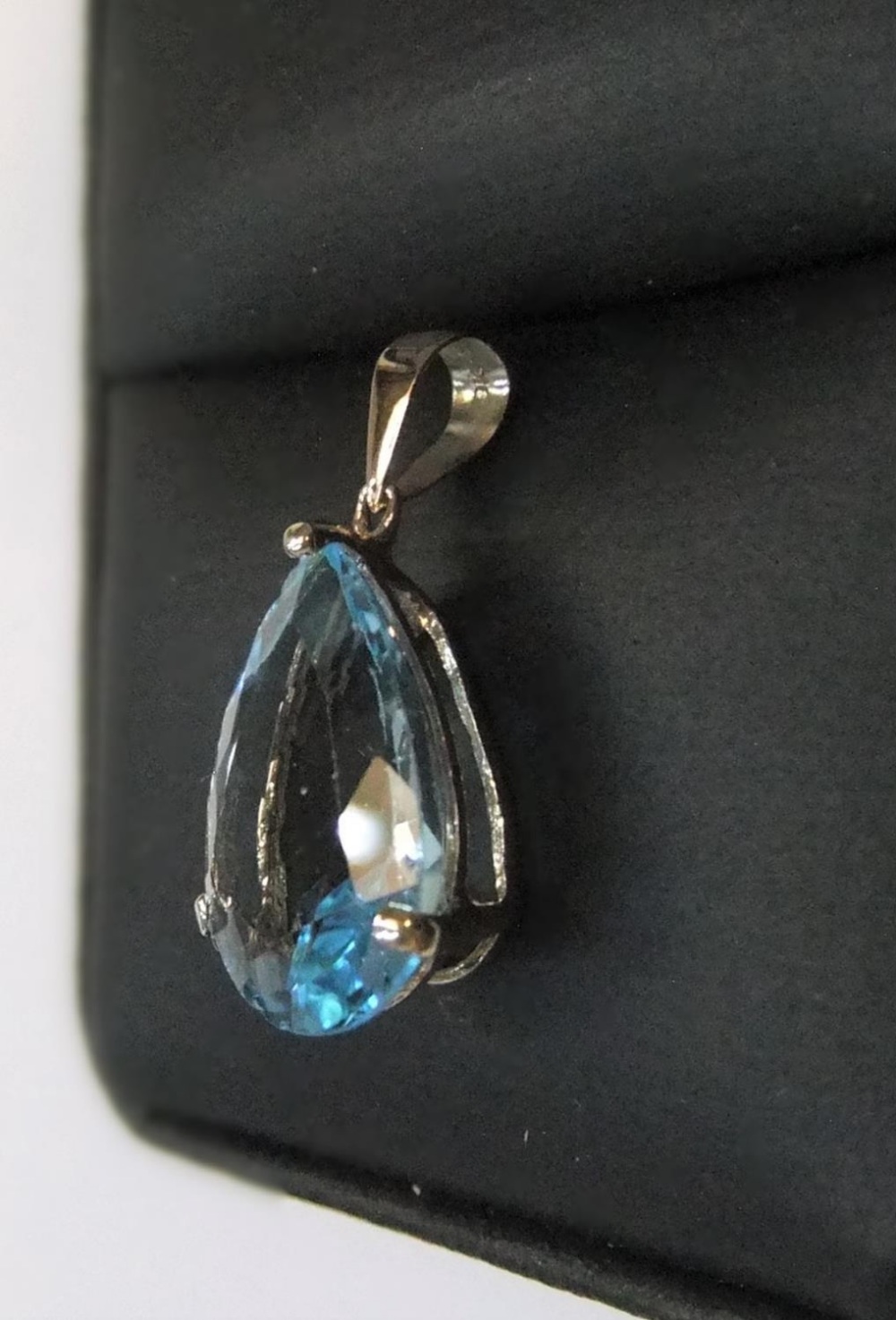 9ct yellow imported gold pendant set with a large pear cut blue topaz Approx 1.6 grams gross - Image 2 of 2