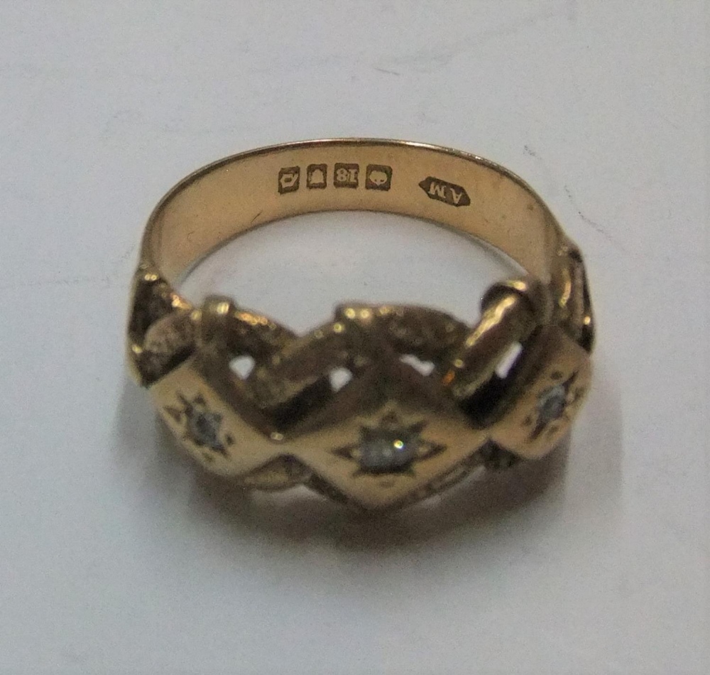 Gents 18ct yellow gold, 3 diamond ring Approx 8.5 grams gross, size S - Image 4 of 4