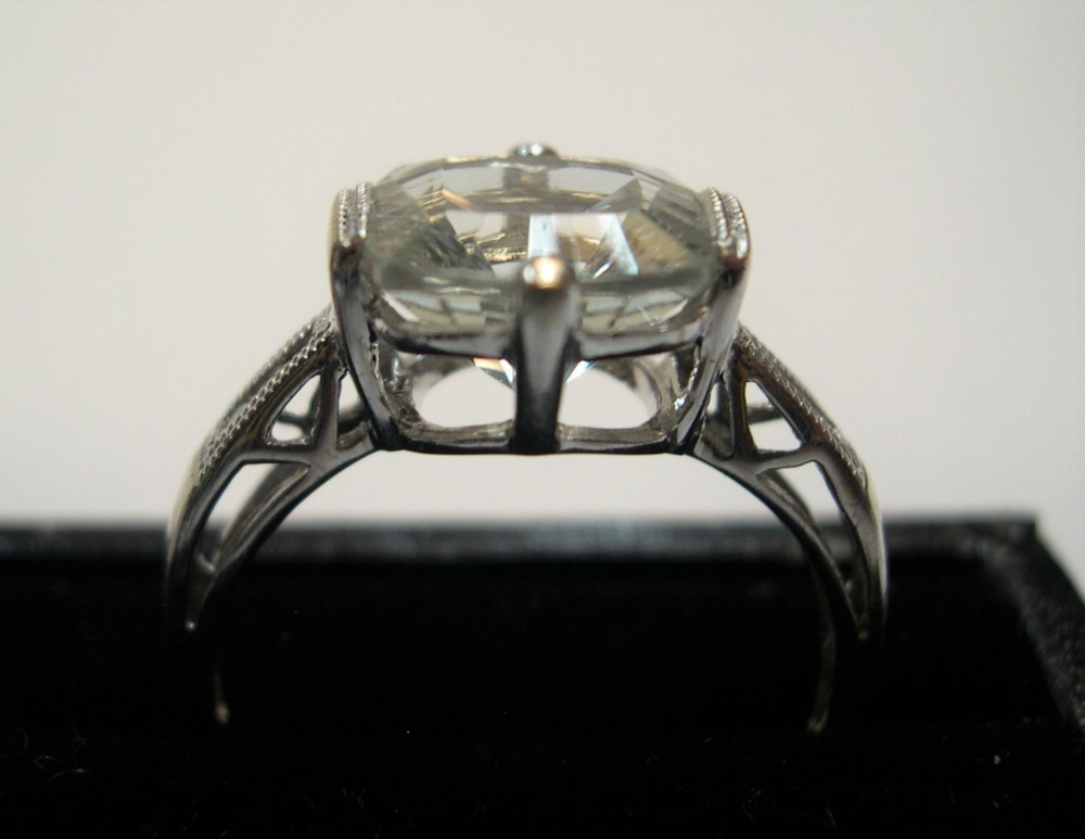 9ct white gold ring with large clear stone & 3 small diamonds to each shoulder Approx 2.7 grams