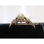 9ct yellow gold with a central pearl with a diamond to each shoulder Approx 1.7 grams gross