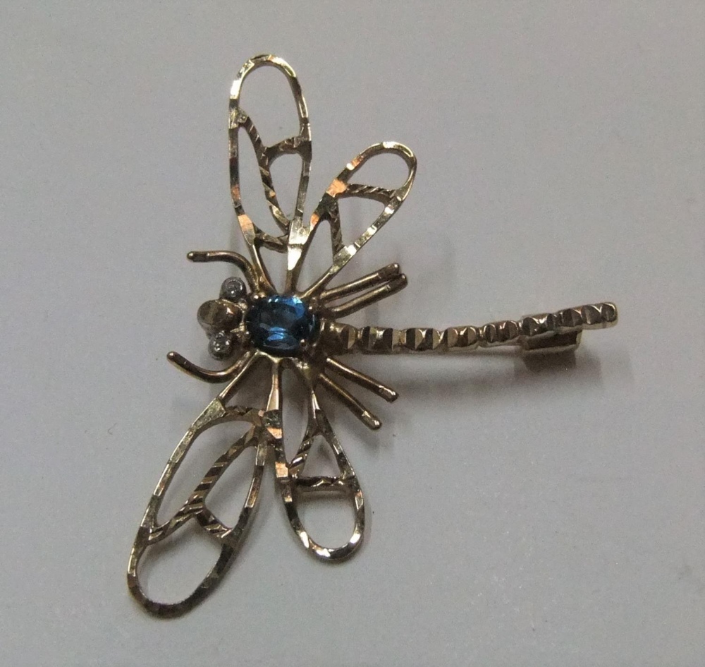 9ct yellow gold dragonfly brooch with topaz back & 2 small diamonds for eyes, 3.6 grams gross