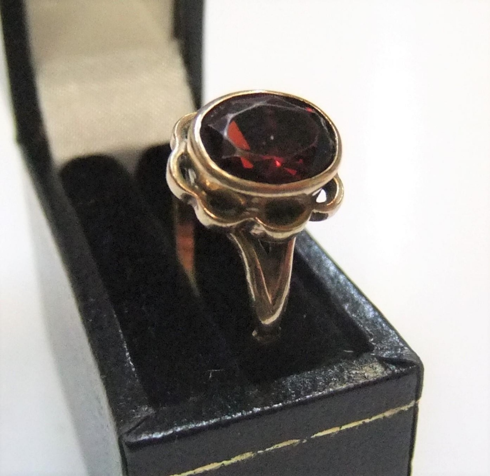9ct yellow gold ring with solitaire, round cut garnet Approx 2.3 grams gross, size N - Image 2 of 3