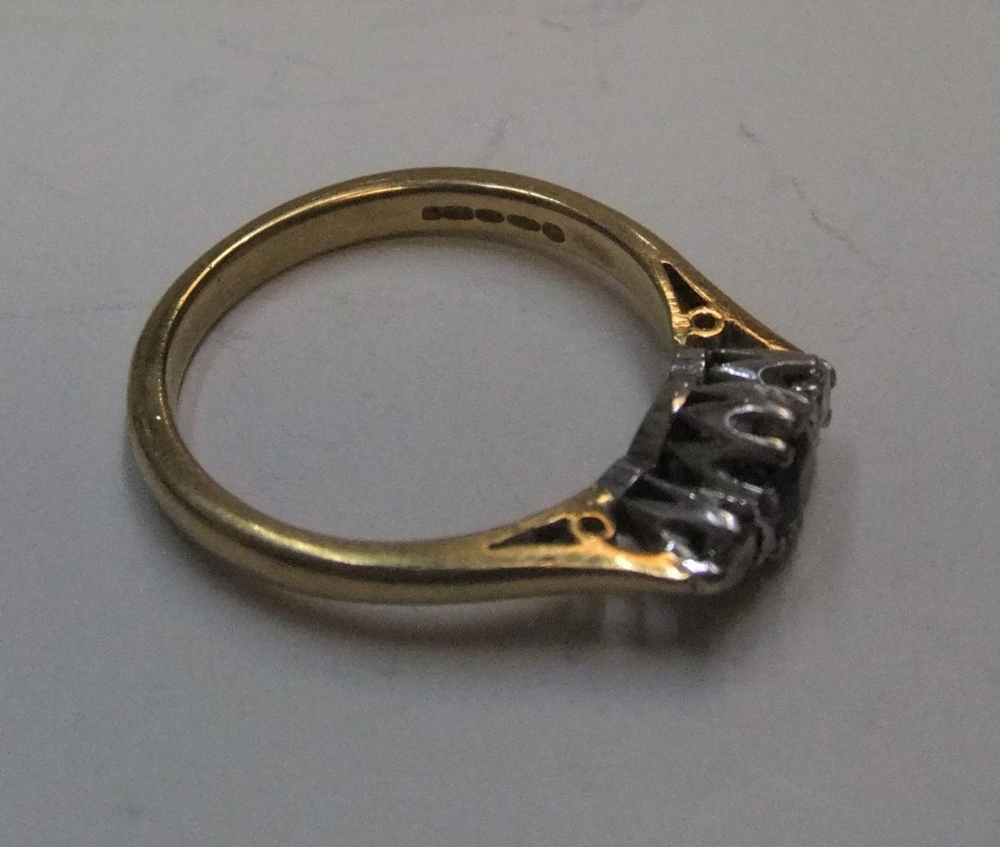 18ct yellow gold ring set with a central sapphire with a diamond on either side Approx 4.5 grams - Image 2 of 2