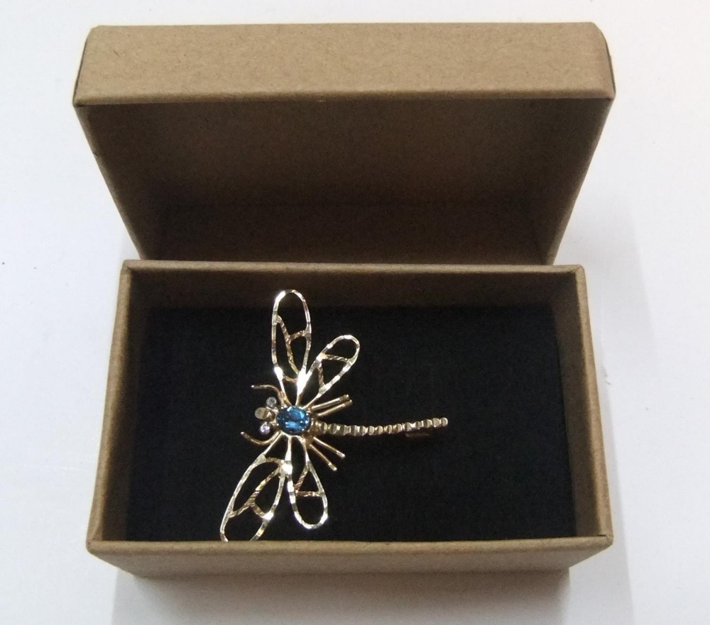 9ct yellow gold dragonfly brooch with topaz back & 2 small diamonds for eyes, 3.6 grams gross - Image 2 of 3