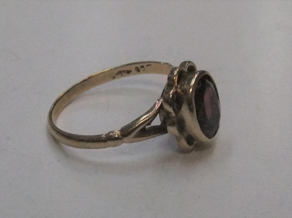 9ct yellow gold ring with solitaire, round cut garnet Approx 2.3 grams gross, size N - Image 3 of 3