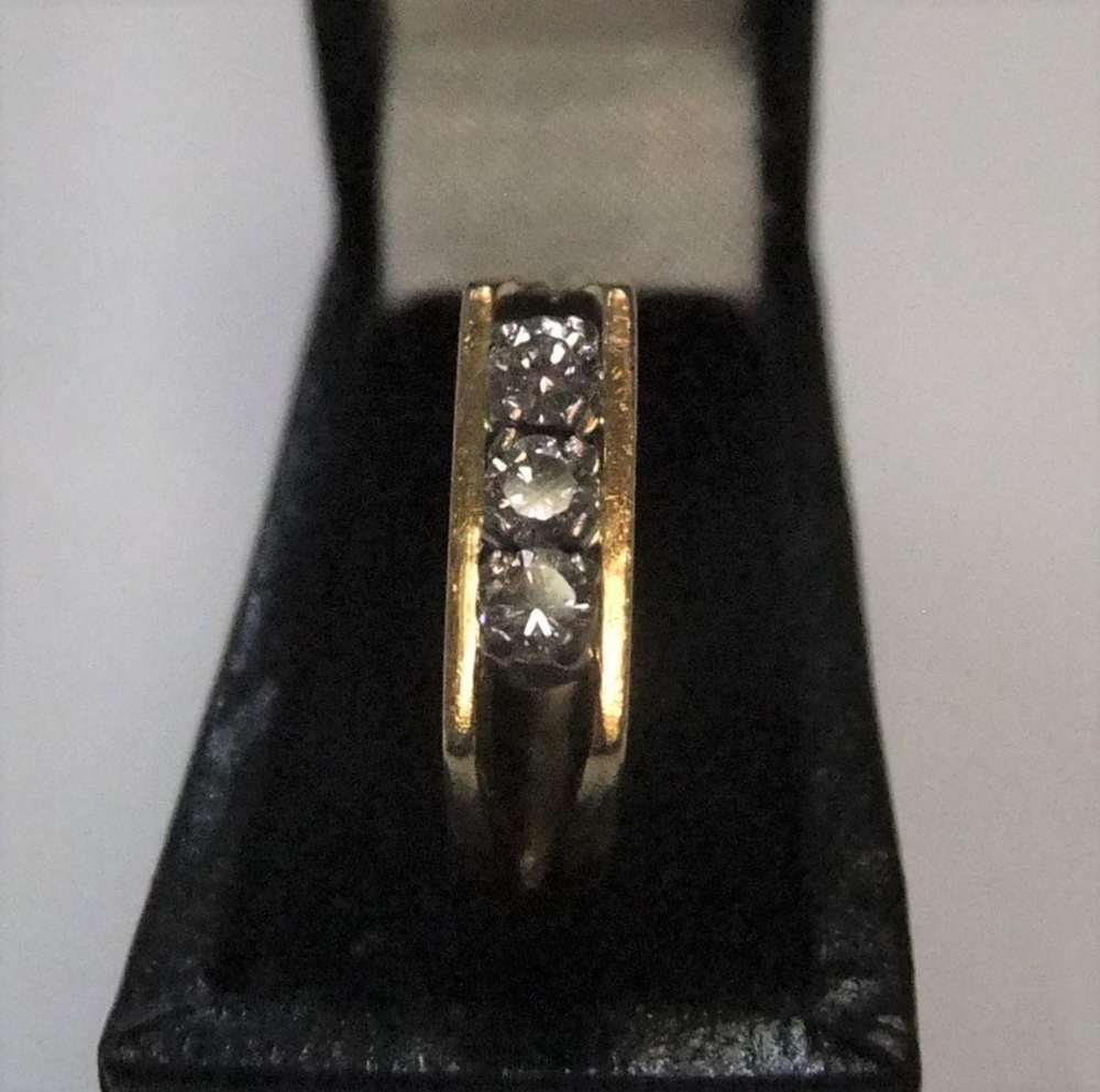 18ct yellow gold 3 stone diamond ring (approx 0.15ct) Approx 3.2 grams gross - Image 2 of 3