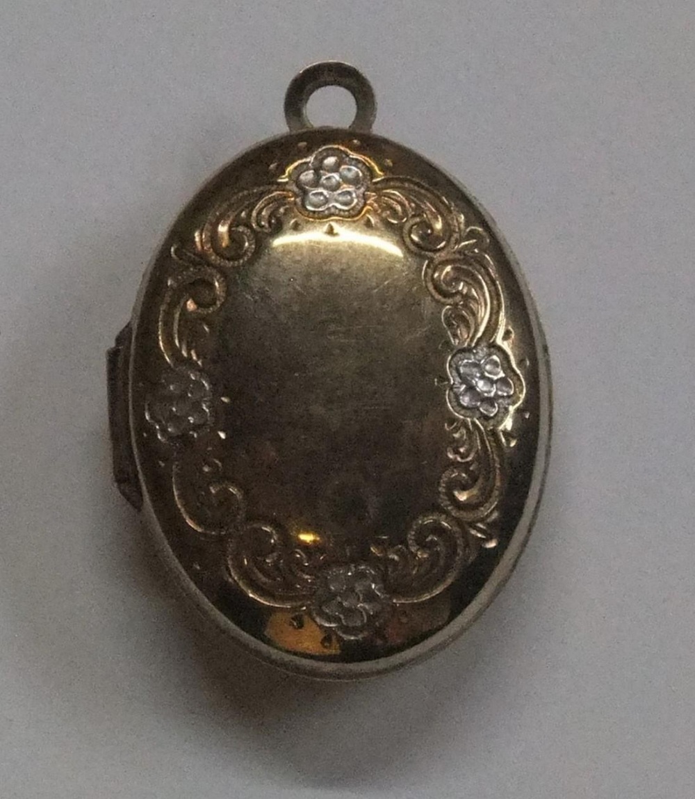 9ct bi-coloured gold ladies locket approx 1.5 grams