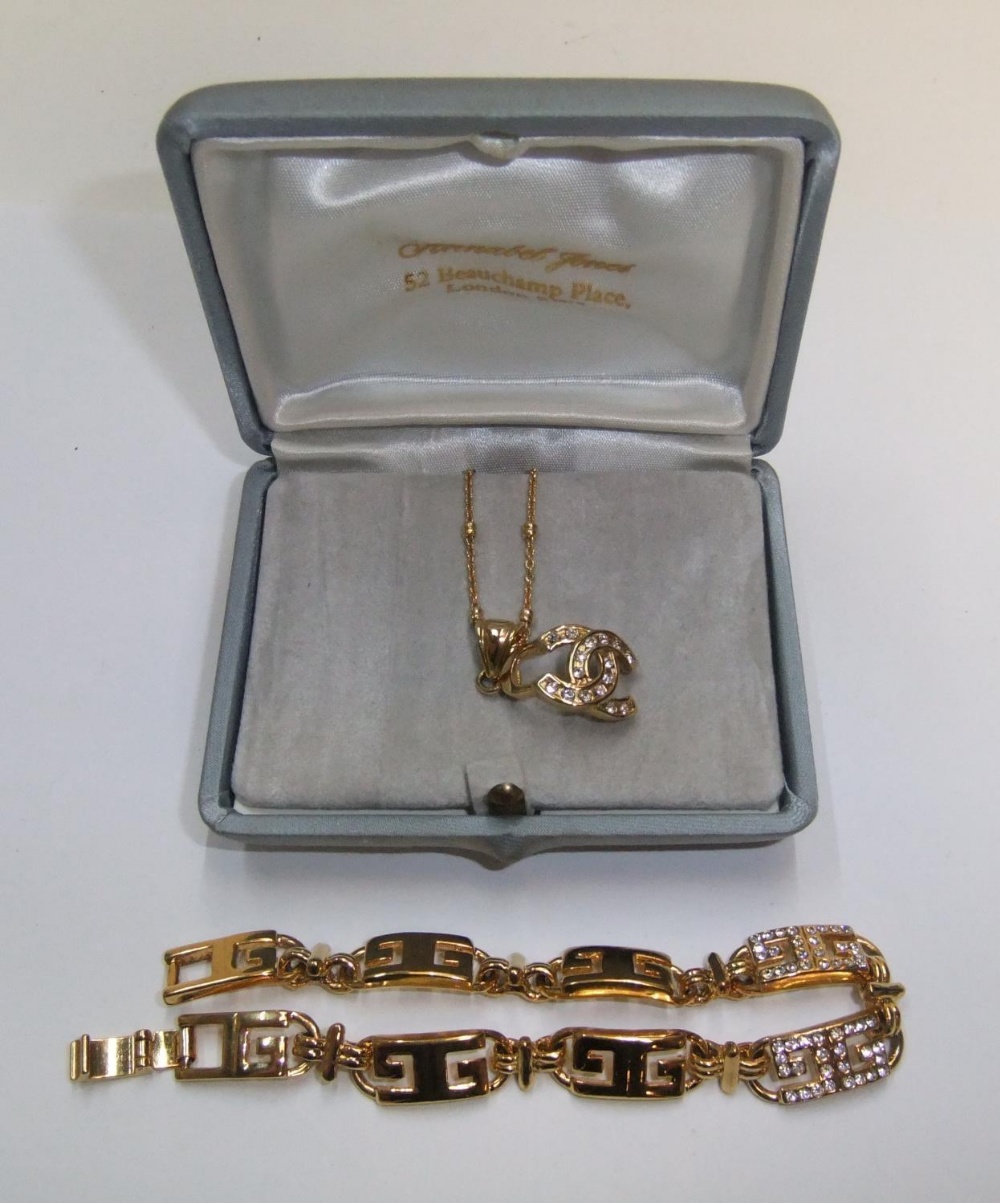 Vintage 18ct plated jewellery set to include ladies heavy bracelet & matching necklace & pendant