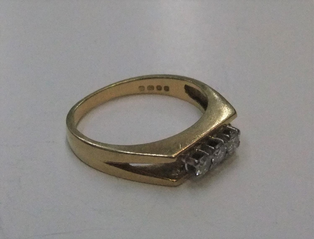 18ct yellow gold 3 stone diamond ring (approx 0.15ct) Approx 3.2 grams gross - Image 3 of 3
