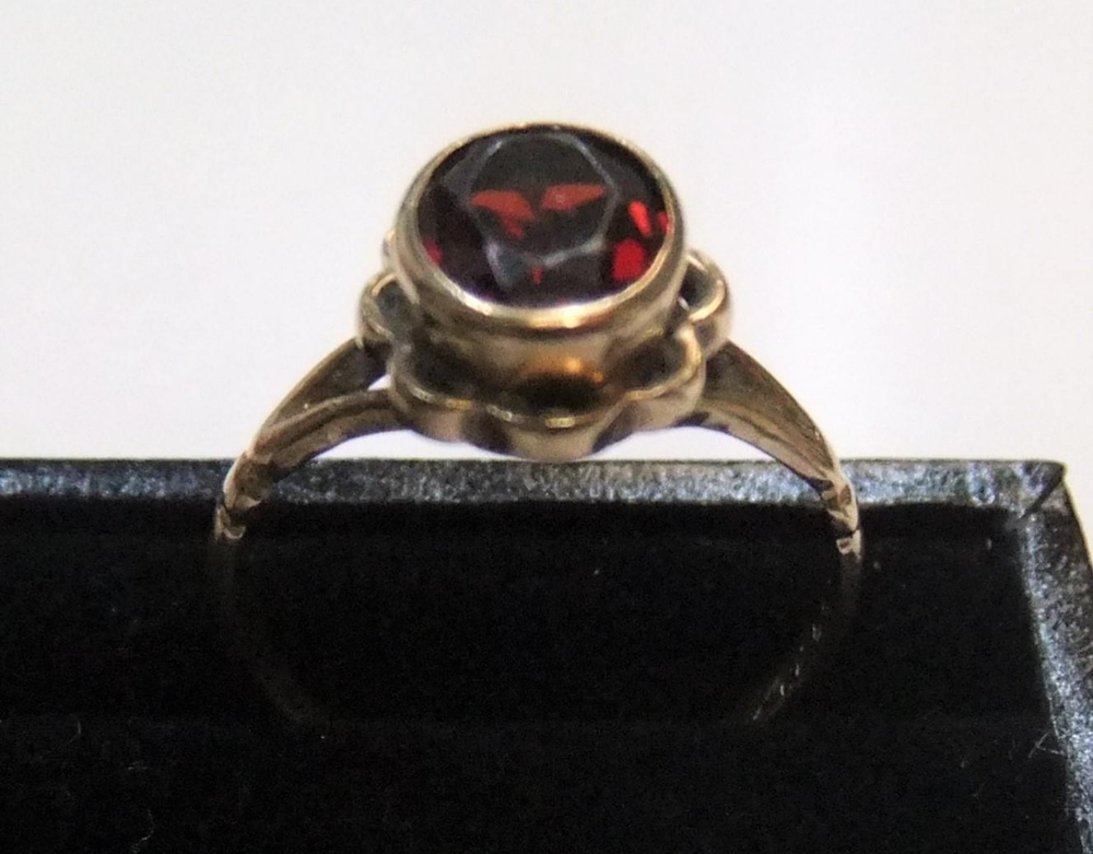 9ct yellow gold ring with solitaire, round cut garnet Approx 2.3 grams gross, size N