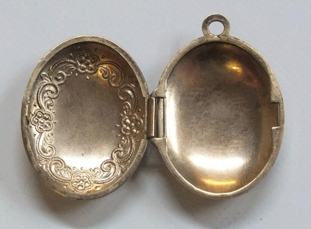 9ct bi-coloured gold ladies locket approx 1.5 grams - Image 2 of 4