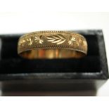 9ct yellow gold band ring, extensively engraved Approx 1.9 grams, size W