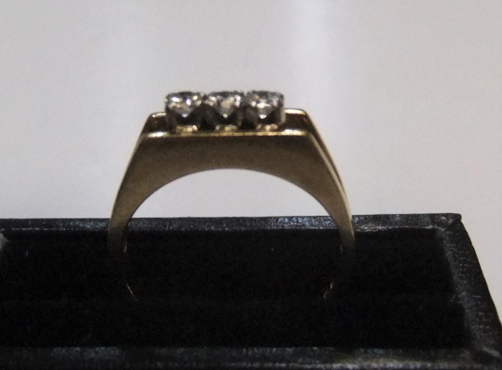 18ct yellow gold 3 stone diamond ring (approx 0.15ct) Approx 3.2 grams gross