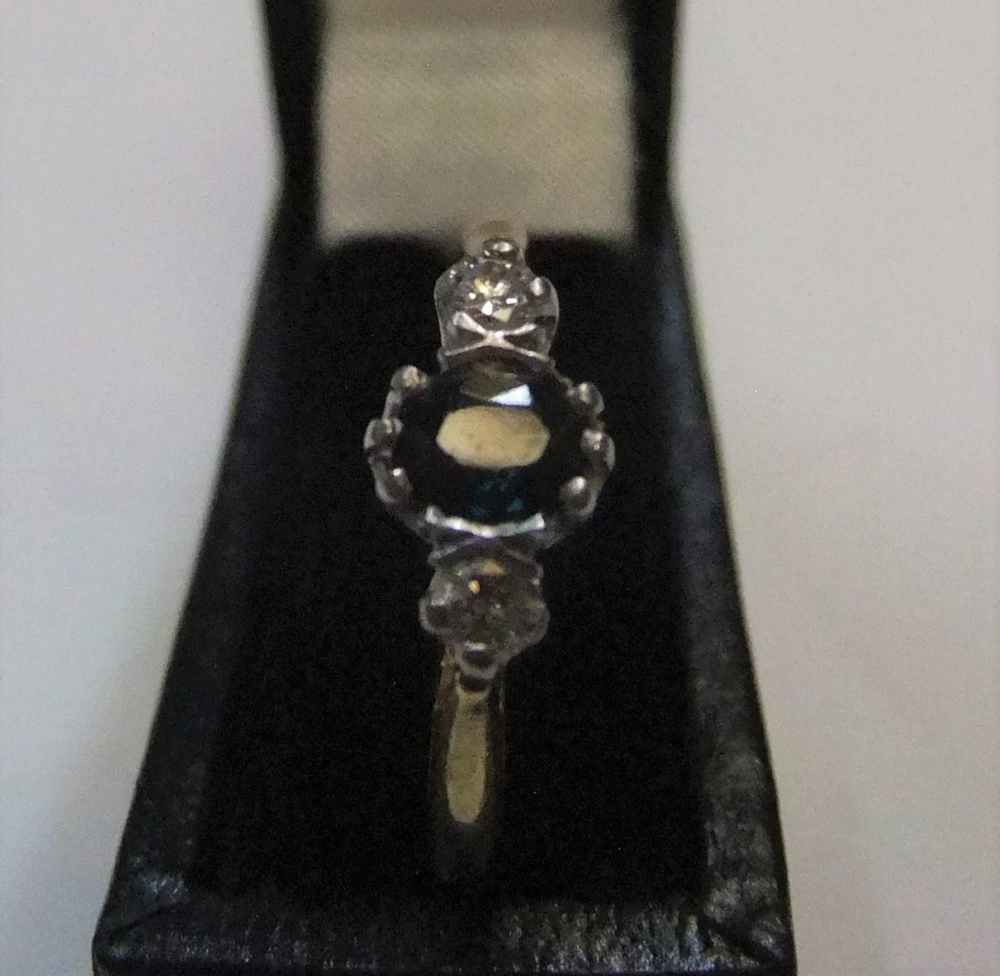 18ct yellow gold ring set with a central sapphire with a diamond on either side Approx 4.5 grams