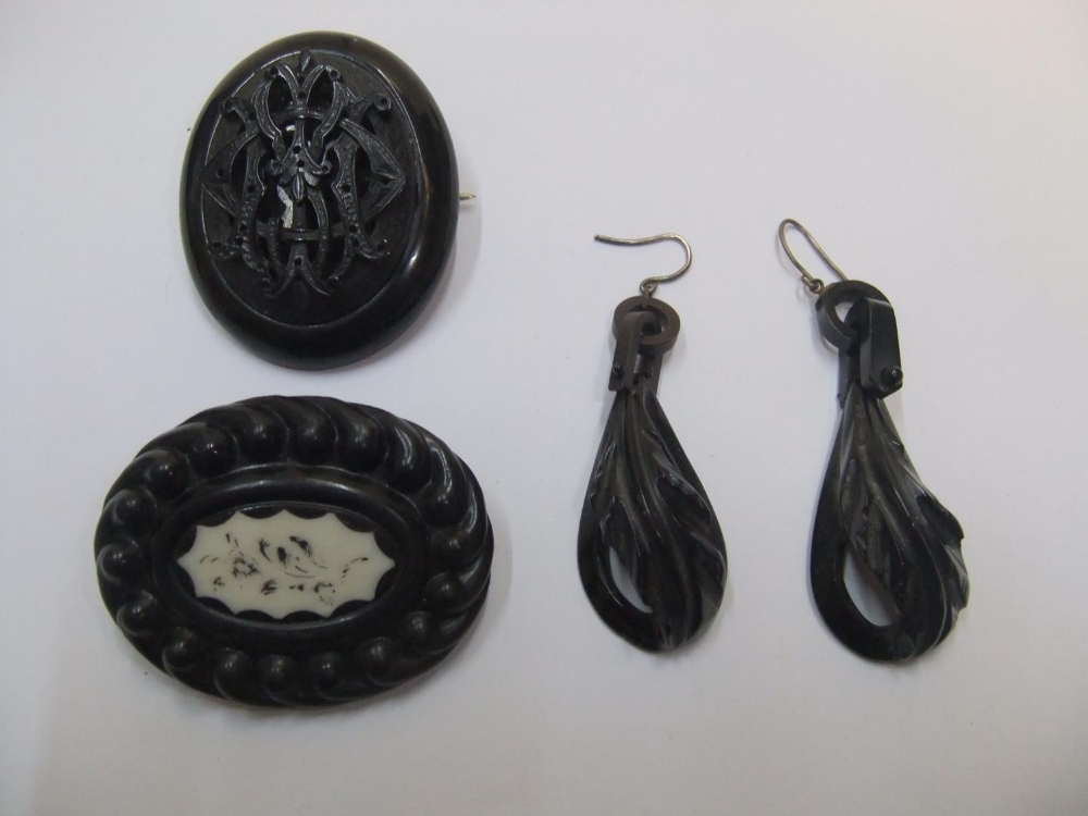 Victorian Whitby jet ladies jewellery mourning set to include an ornately carved choker, - Image 3 of 3