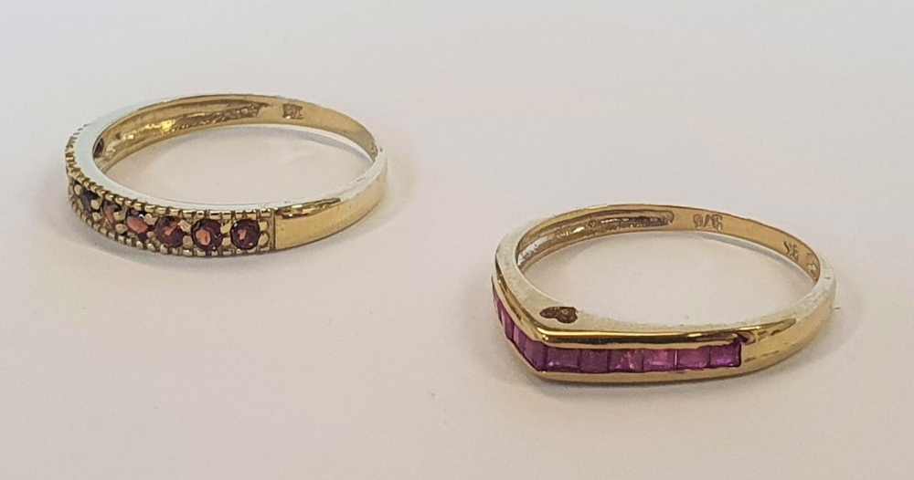 2 x 9ct Band rings, one yellow gold Natural Garnet band ring, and one yellow gold round Ruby band - Image 3 of 3